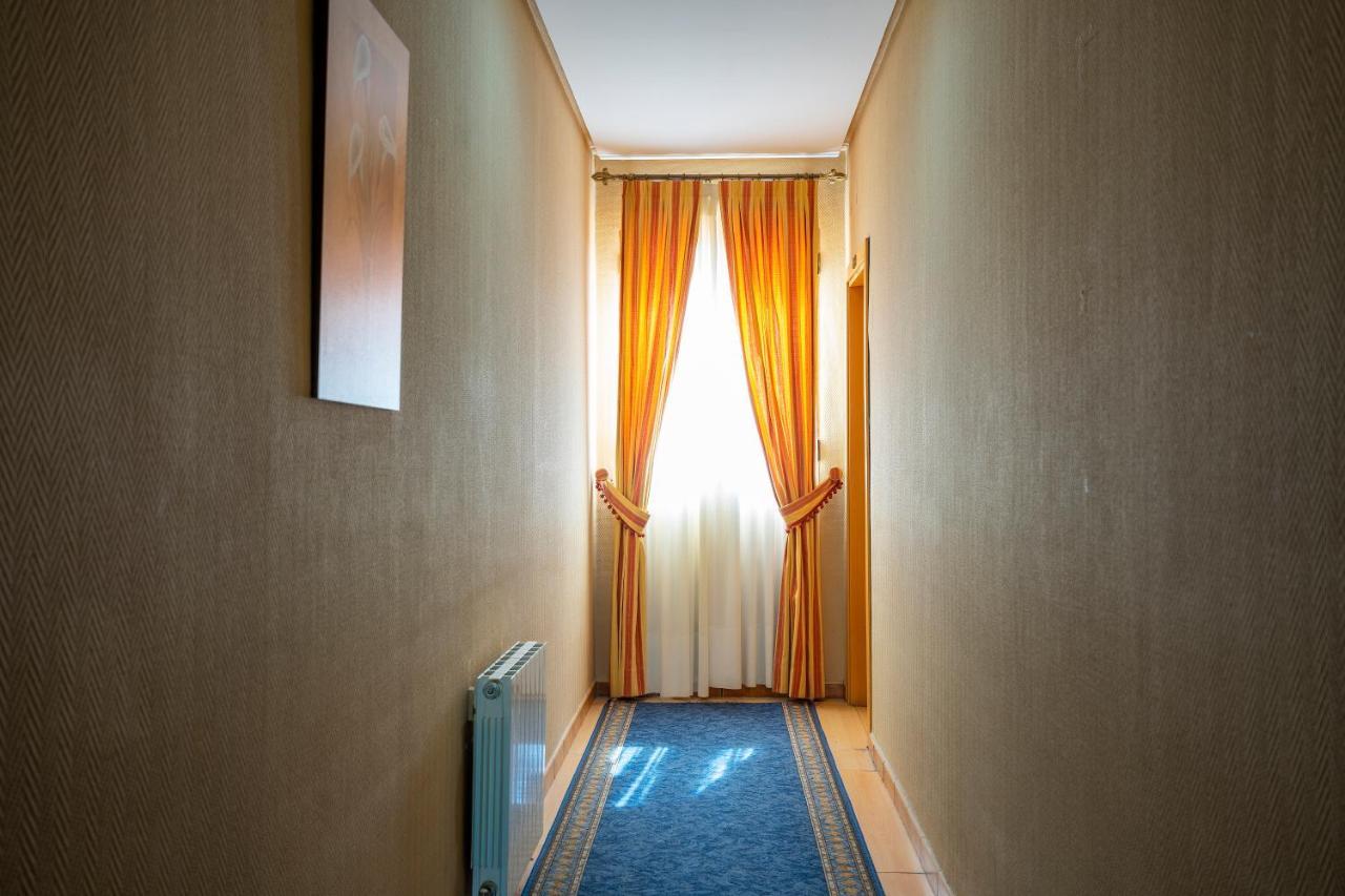 Hotel Los Barruecos By Croma Malpartida de Cáceres 外观 照片