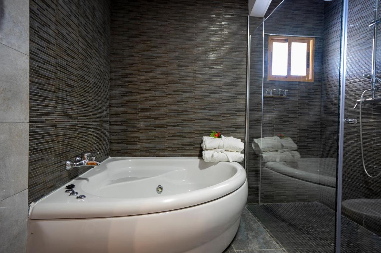Hotel Los Barruecos By Croma Malpartida de Cáceres 外观 照片