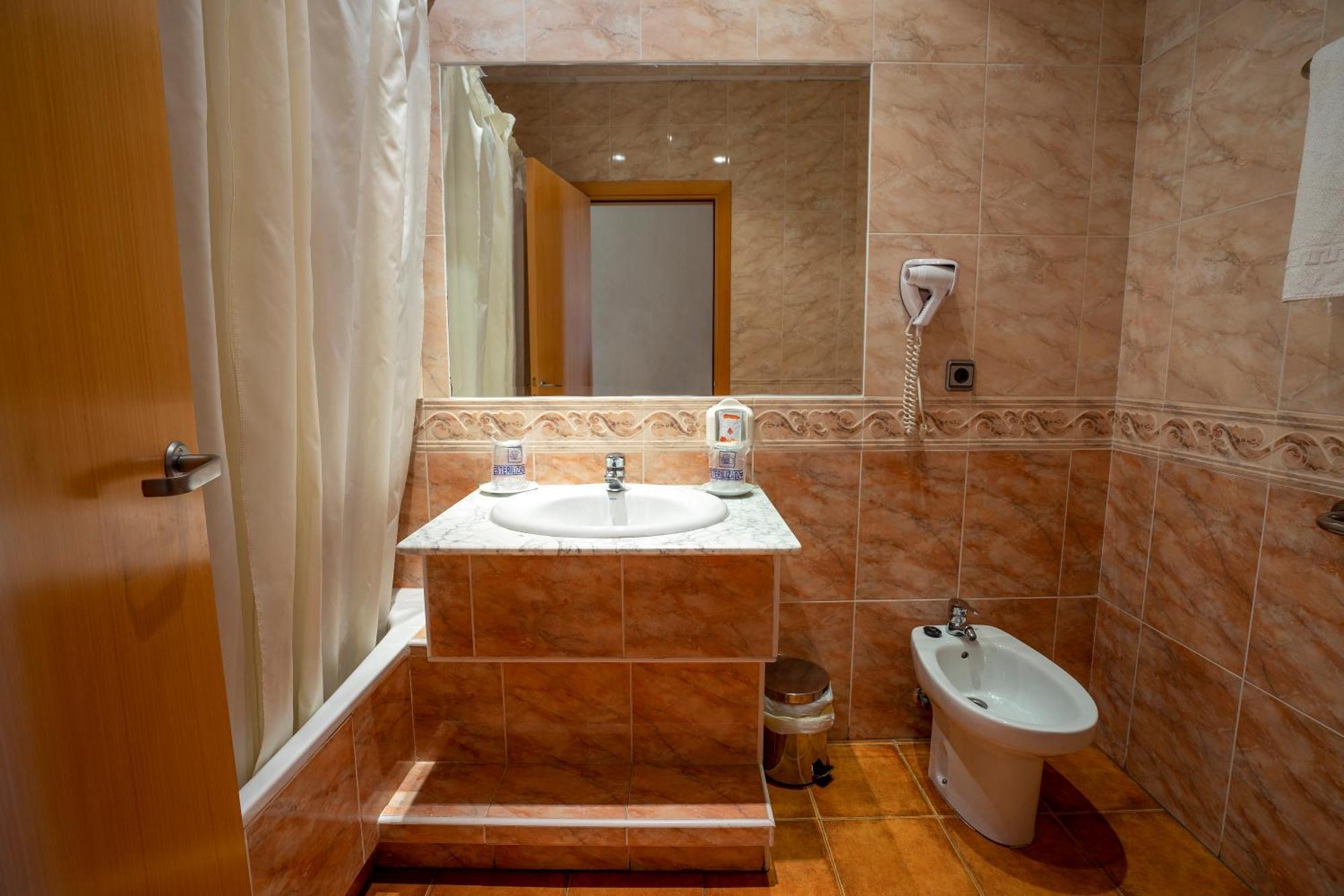 Hotel Los Barruecos By Croma Malpartida de Cáceres 外观 照片