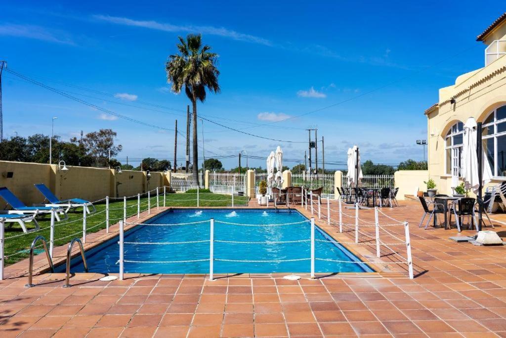 Hotel Los Barruecos By Croma Malpartida de Cáceres 外观 照片