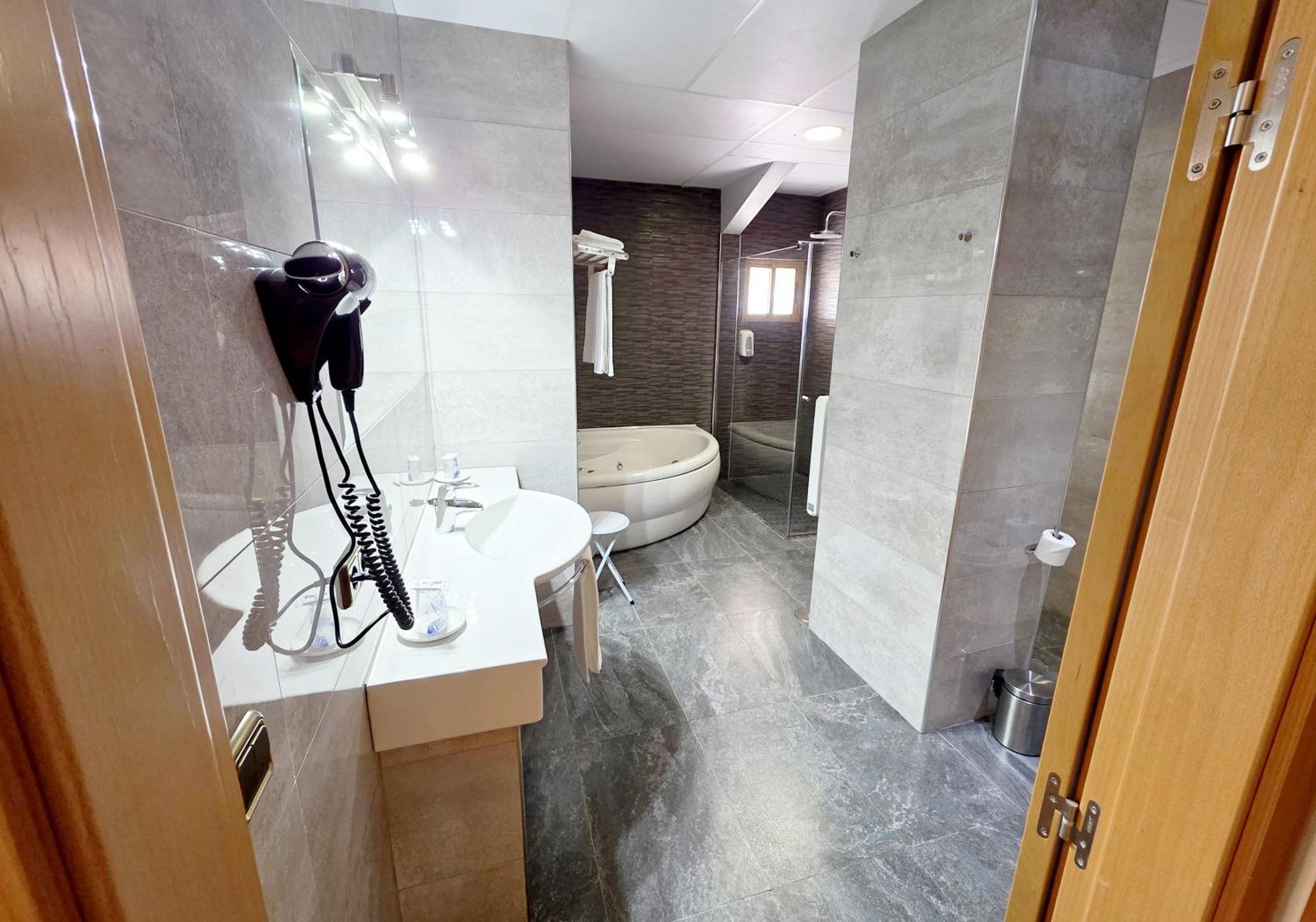 Hotel Los Barruecos By Croma Malpartida de Cáceres 外观 照片