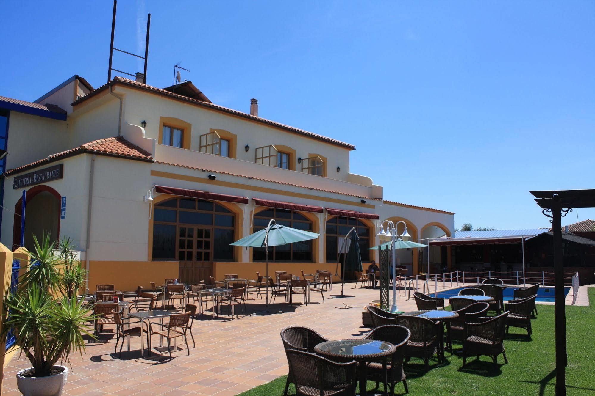Hotel Los Barruecos By Croma Malpartida de Cáceres 外观 照片